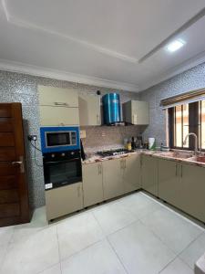 מטבח או מטבחון ב-Elegant 4-Bedroom Duplex in Lekki Phase 1