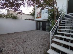 um conjunto de escadas que levam a um edifício branco em Casa Mango amplia con alberca y cerca de la Media Luna !!! em Río Verde