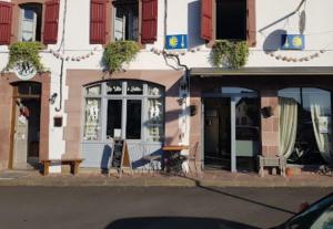 a building with windows and a bench on a street at La vita e bella in Saint-Jean-Pied-de-Port