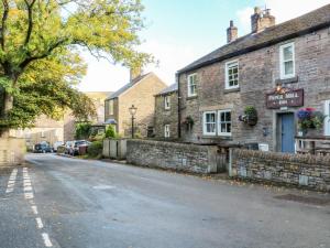 an empty street in a village with a building at 6 Hunters Green Close in Chinley