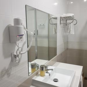 阿威羅的住宿－Cagaréus，白色的浴室设有水槽和镜子