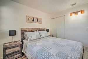 Schlafzimmer mit einem Bett mit einer blauen und weißen Bettdecke in der Unterkunft Dog-Friendly Home, 10 Mi to Downtown Ocala in Ocala