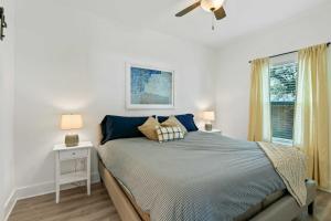 a bedroom with a bed and a window at 4 Mi to Boat Ramp Charming Rockport Home in Rockport