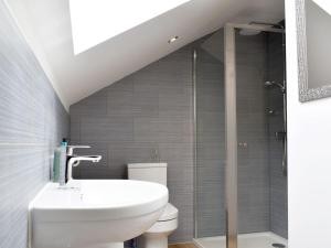 łazienka z umywalką i toaletą w obiekcie Perivale Lodge w mieście Lydney
