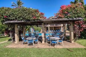 einen Pavillon mit Tischen und Stühlen und einen Pool in der Unterkunft Haleakala Shores by Coldwell Banker Island Vacations in Wailea