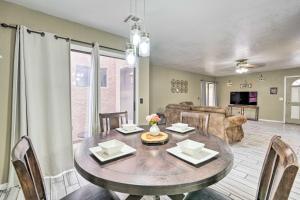 Imagen de la galería de 2 Mi to Sports Complex Peoria Home with Patio!, en Peoria