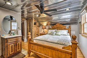 um quarto com uma cama e uma ventoinha de tecto em Victoria Farms Vinemont Vacation Rental! 
