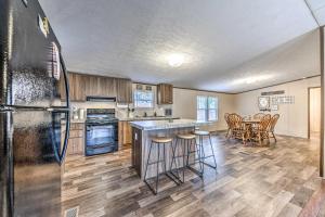 una cucina con frigorifero, tavolo e sedie di Ruidoso Home Near Golfing, Hiking and Shopping a Ruidoso