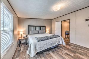 una camera da letto con un letto, una scrivania e una finestra di Ruidoso Home Near Golfing, Hiking and Shopping a Ruidoso