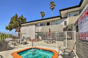 Πισίνα στο ή κοντά στο San Diego Hub with Bay Views - 1 Block to Beach!
