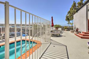 uma piscina com uma cerca ao lado de um edifício em Mission Point, San Diego Hub - 1 Block to Beach! em San Diego