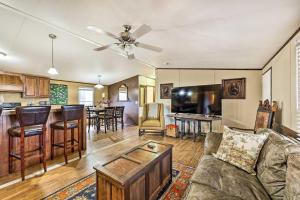 OzarkにあるKeane Ranch 2 Mtn Cabin with 300 Acres in Ozark!のソファとテーブルのあるリビングルーム