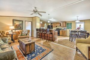 OzarkにあるKeane Ranch 2 Mtn Cabin with 300 Acres in Ozark!のソファとテーブルのあるリビングルーム +24枚の写真