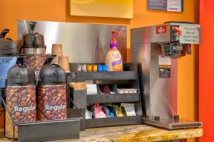 eine Theke mit Kaffeemaschine und Kaffeemaschine in der Unterkunft Motel 6-Eagle Pass, TX - Lakeside in Eagle Pass