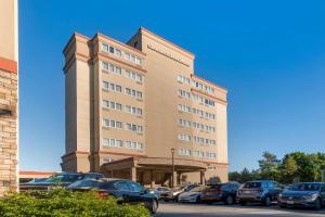 un grand bâtiment avec des voitures garées dans un parking dans l'établissement Best Western Plus Chocolate Lake Hotel - Halifax, à Halifax