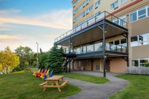 un parco con tavolo da picnic e un edificio di Best Western Plus Chocolate Lake Hotel - Halifax a Halifax