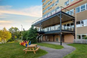 a park with a picnic table and a building at Best Western Plus Chocolate Lake Hotel - Halifax in Halifax