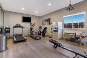 un gimnasio con varios equipos de ejercicio en una habitación en Best Western Grants Inn en Grants