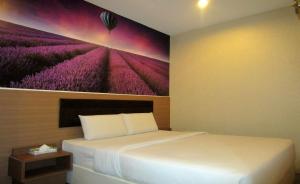 Postel nebo postele na pokoji v ubytování T-Hotel Bukit Bintang