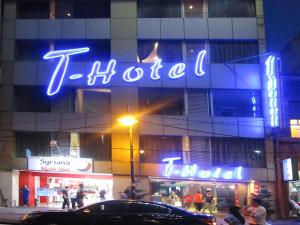 un edificio con un cartel que diga t hotel en T-Hotel Bukit Bintang, en Kuala Lumpur