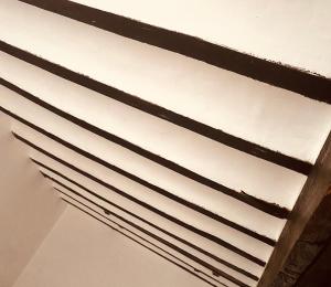 Nahaufnahme eines Fensters mit weißen Jalousien in der Unterkunft L'antre du loup in Stavelot