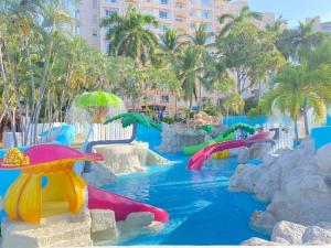 uma piscina num resort com parque aquático em Azul Ixtapa All Inclusive Resort em Ixtapa