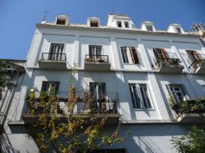 um grande edifício branco com janelas e varandas em Casa Colonial 3 piso Escalera em Buenos Aires
