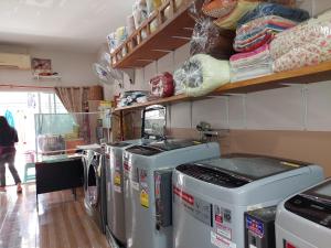 パタヤ・サウスにあるViewtalay condo 5 Dのキッチン(洗濯機3台付)