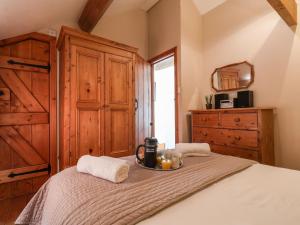 StaintondaleにあるGranary Cottageのベッドルーム1室(ベッド1台、食料品のトレイ付)