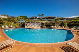 una gran piscina con sillas y un complejo en Wailea Ekolu Two Bedrooms by Coldwell Banker Island Vacations, en Wailea