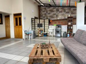sala de estar con sofá y mesa de centro en Alojamiento de 2 Habitaciones con Baño Privado en Cuzco