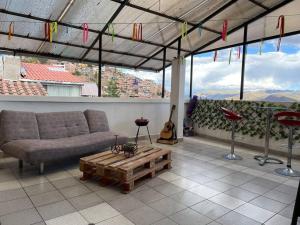 sala de estar con sofá y mesa en Alojamiento de 2 Habitaciones con Baño Privado en Cuzco