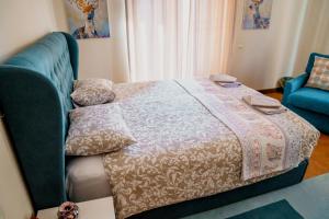 sypialnia z łóżkiem i niebieską kanapą w obiekcie Casa les Pomeretes w mieście El Figaró