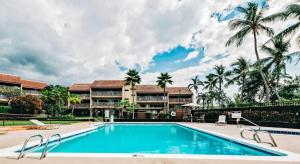 een zwembad in een resort met palmbomen bij Big Island Keauhou Punahele by Coldwell Banker Island Vacations in Kailua-Kona