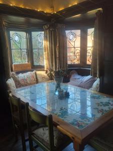 Ruang duduk di JESMOND House B&B room 4