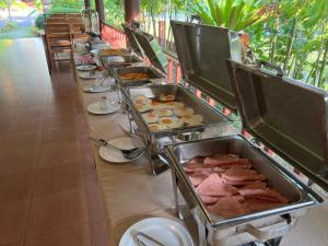 rzędu stołów bufetowych z jedzeniem na nich w obiekcie Palm Kiri Aonang Resort w Aonang Beach