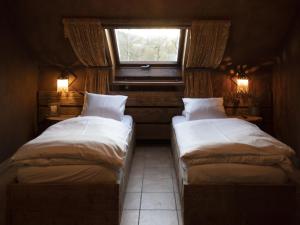 ヴィエルサルムにあるComfortable Holiday Home in Vielsalm near Lakeの窓付きの小さな部屋のベッド2台