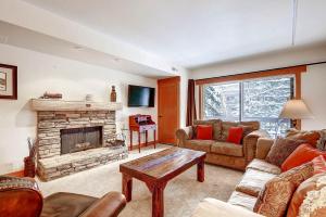 un soggiorno con divano e camino di PARK STATION 134 condo a Park City