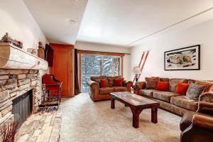 un soggiorno con divano e camino di PARK STATION 134 condo a Park City