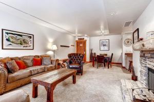 un soggiorno con divano e camino di PARK STATION 134 condo a Park City