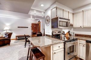 una cucina con mobili bianchi e un piano di lavoro di PARK STATION 134 condo a Park City Altre 23 foto