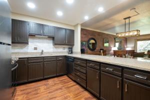 Kuchyň nebo kuchyňský kout v ubytování PARK STATION 111 condo + 22 fotografií