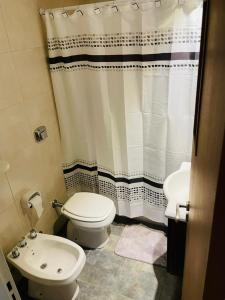 y baño con aseo blanco y lavamanos. en Brothershouse 2 en Rosario
