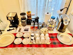 Příslušenství pro přípravu čaje a kávy v ubytování Jessicahouse ltd.