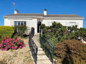 Vonkajšia záhrada v ubytovaní Appartement Confort avec Suite Parentale et Équipements pour Bébé à Saint-Michel-Chef-Chef - FR-1-306-1232