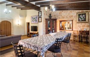 uma grande sala de jantar com mesa e cadeiras em Beautiful Home In Sineu With Wifi, Private Swimming Pool And Outdoor Swimming Pool em Sineu