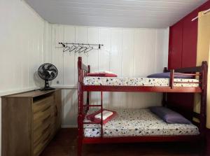 um quarto com 2 beliches e uma cómoda em Casa Suzena 300 metros Beto Carrero e Praias em Penha