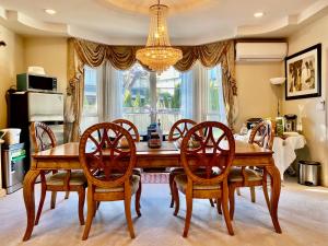 a dining room with a table and chairs at Jessicahouse ltd. in Richmond