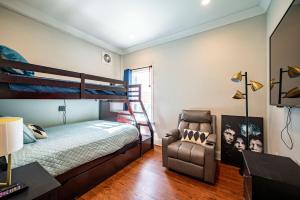 a bedroom with a bunk bed and a chair at Luxury new Home/Museum/Med. Ctr/dwn twn*FAMILIES in Houston