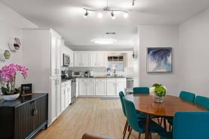 a kitchen and dining room with a table and chairs at Cozy Heights House Patio and Backyard Sleeps 9 in Houston